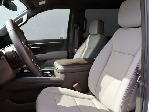 Used 2025 Chevrolet Suburban LS image 9