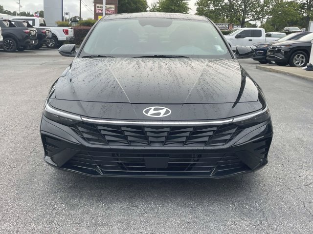 Used 2025 Hyundai Elantra Limited FWD image 2