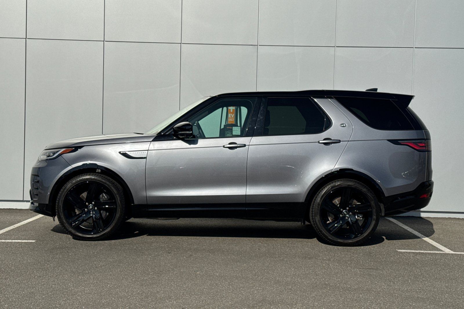 Used 2025 Land Rover Discovery Dynamic SE AWD/4WD image 2