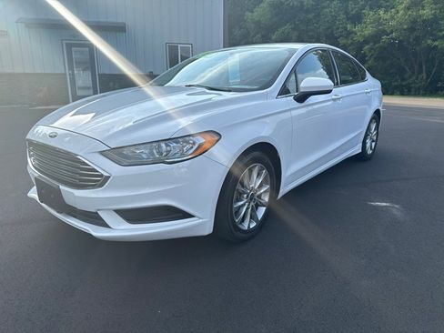 Used 2017 Ford Fusion SE w/ Fusion SE Technology Package FWD image 2