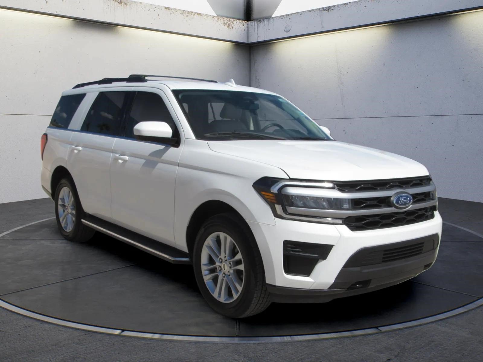 Used 2022 Ford Expedition XLT AWD/4WD image 2