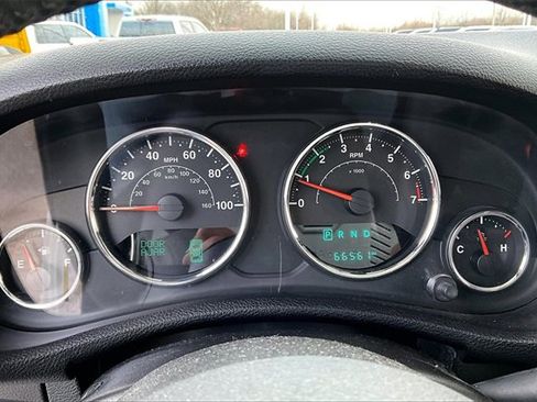 Used 2016 Jeep Wrangler Unlimited Sahara w/ Connectivity Group image 13