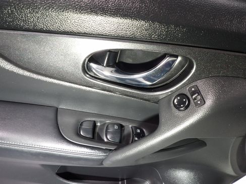 Used 2019 Nissan Rogue SV image 9