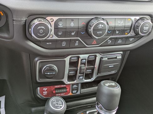 New 2026 Jeep Wrangler Unlimited Rubicon AWD/4WD image 16