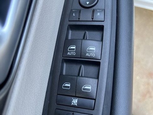 Certified 2024 Chrysler Pacifica Touring-L image 17