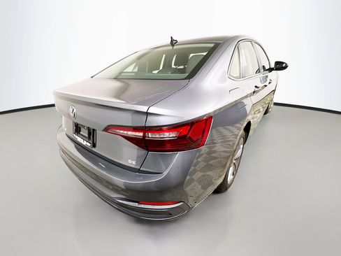 Used 2024 Volkswagen Jetta SE FWD image 4