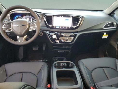 New 2026 Chrysler Voyager LX image 10