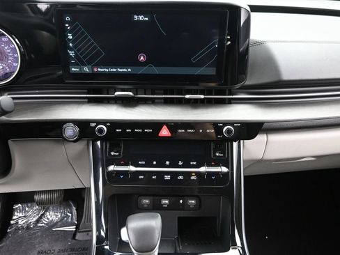 Used 2024 Kia Carnival EX FWD image 19