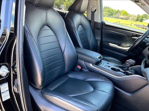 Used 2022 Toyota Highlander XLE AWD/4WD image 7