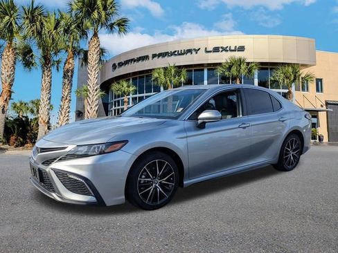 Used 2023 Toyota Camry SE w/ Cold Weather Package image 9