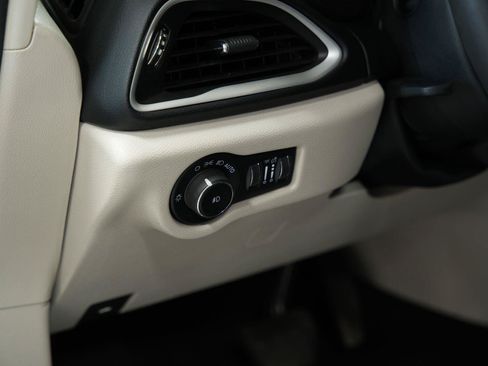 Used 2023 Chrysler Pacifica Touring-L FWD image 32