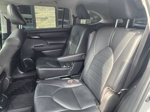 Used 2021 Toyota Highlander XLE image 12