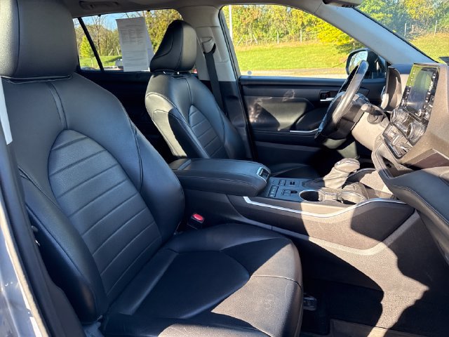 Used 2021 Toyota Highlander XLE AWD/4WD image 13