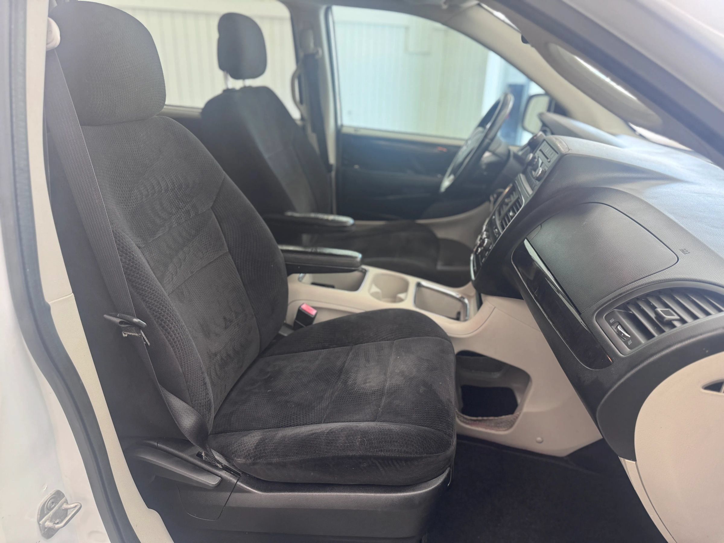 Used 2013 Dodge Grand Caravan SXT w/ UConnect Hands-Free Group FWD image 10