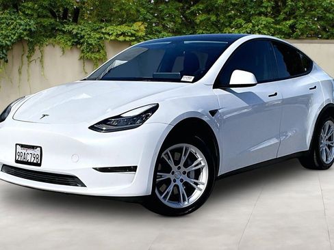 Used 2021 Tesla Model Y Long Range image 3