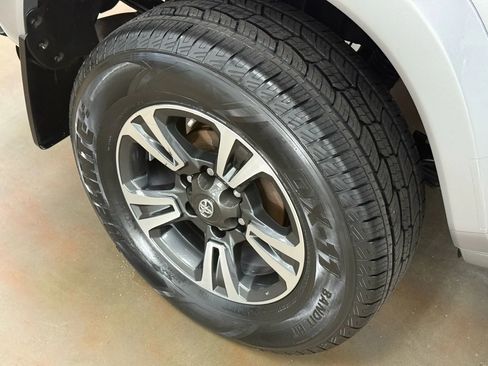 Used 2018 Toyota Tacoma TRD Sport image 28