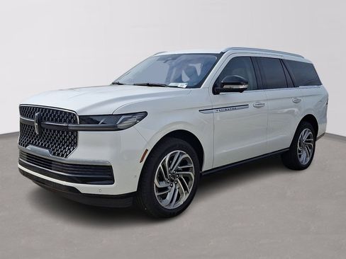 Certified 2025 Lincoln Navigator Reserve AWD/4WD image 3