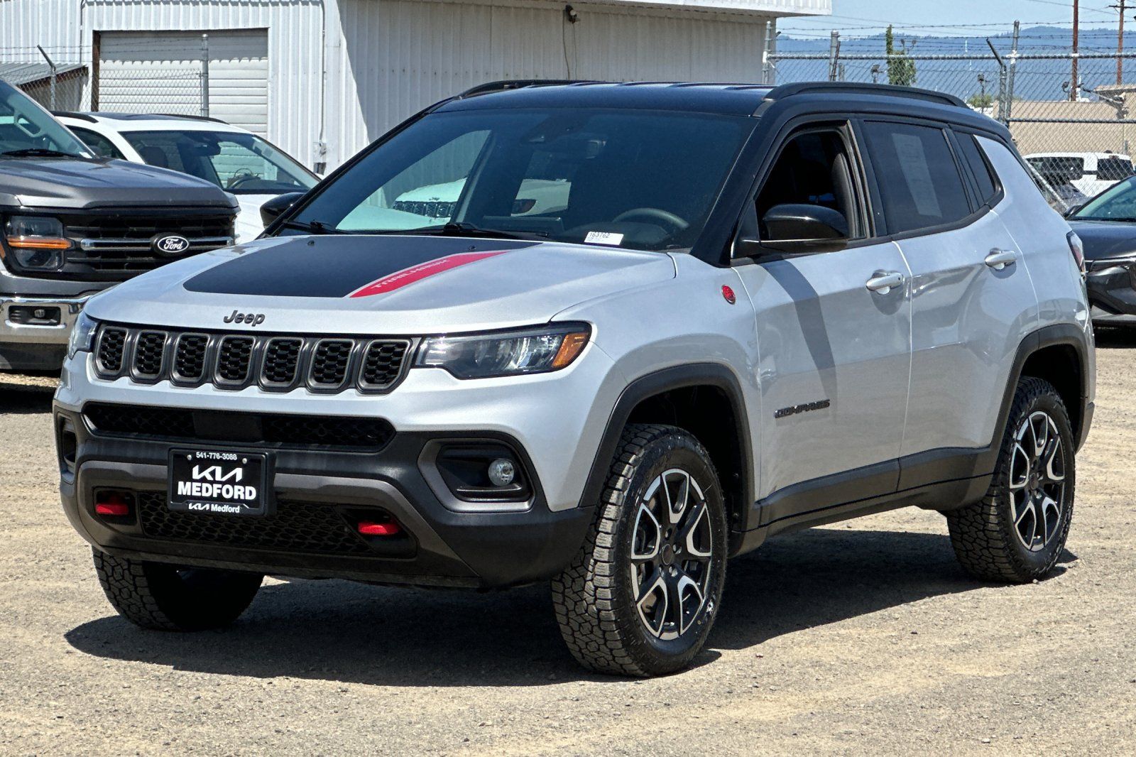 Used 2025 Jeep Compass Trailhawk AWD/4WD image 8