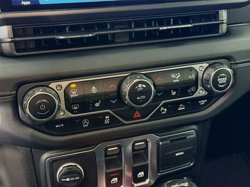 Used 2024 Jeep Wrangler Rubicon image 16