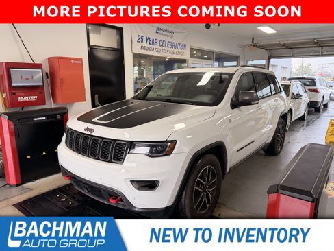 Used 2021 Jeep Grand Cherokee Trailhawk w/ Trailhawk Luxury Group AWD/4WD image 2