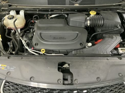 Used 2024 Chrysler Pacifica Touring-L FWD image 9