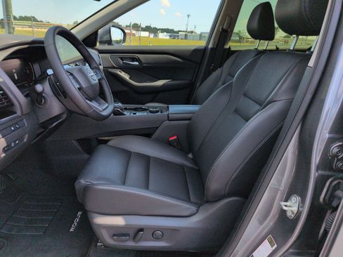 Used 2025 Nissan Rogue SL w/ Tech Package AWD/4WD image 15