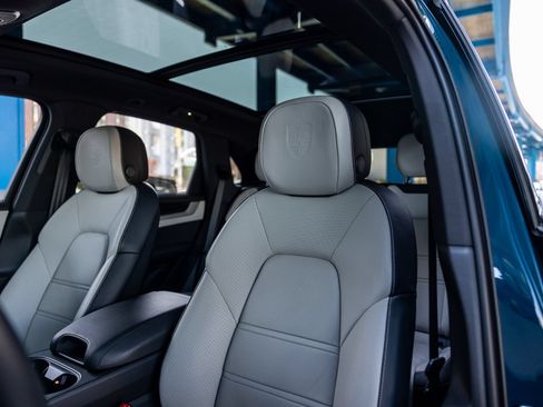 Certified 2025 Porsche Cayenne AWD/4WD image 5