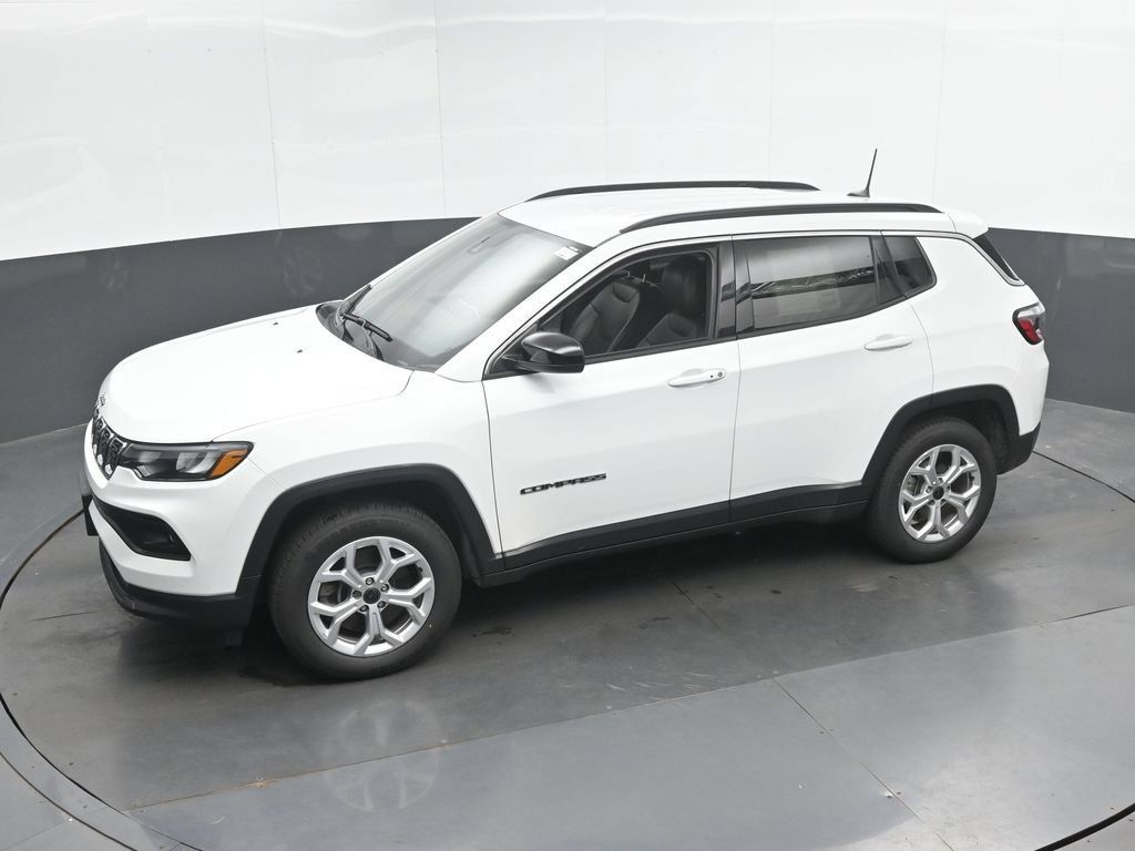 Used 2025 Jeep Compass Latitude AWD/4WD image 32