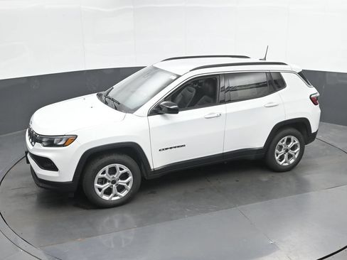 Used 2025 Jeep Compass Latitude AWD/4WD image 32