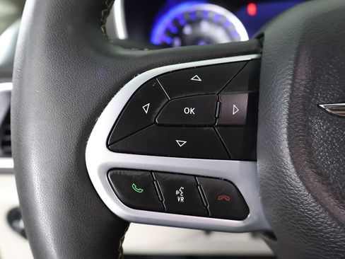 Used 2024 Chrysler Pacifica Touring-L FWD image 42