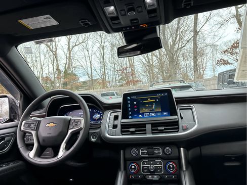 Used 2023 Chevrolet Suburban LT w/ Luxury Package image 35