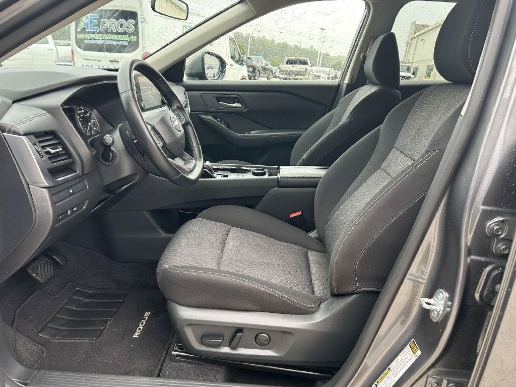 Used 2025 Nissan Rogue SV AWD/4WD image 12