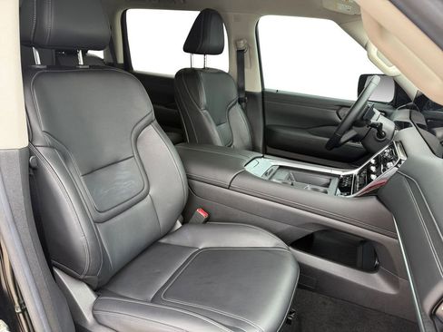 Used 2025 Nissan Armada SV RWD image 16
