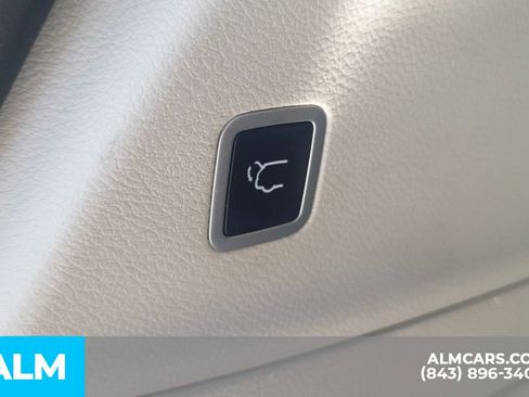 Used 2023 Chrysler Pacifica Touring-L image 9