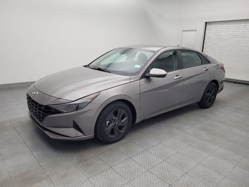 Used 2022 Hyundai Elantra SEL w/ Cargo Package FWD image 2
