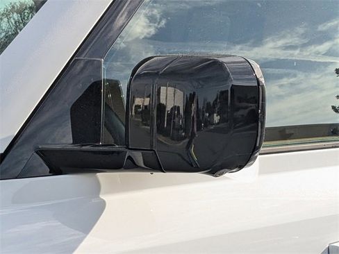 Used 2024 Land Rover Defender 110 SE image 11