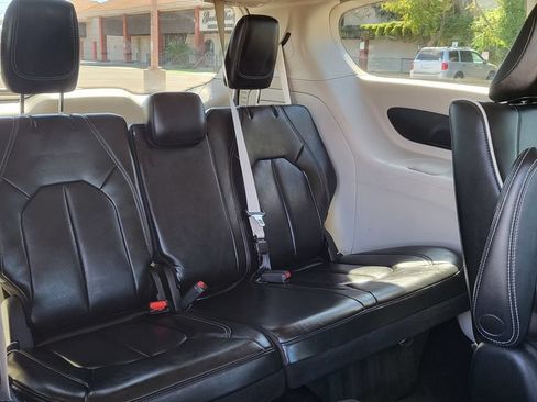 Used 2024 Chrysler Pacifica Limited FWD image 23