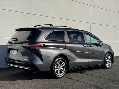 Certified 2025 Toyota Sienna Limited image 7