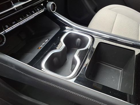 Used 2025 Chevrolet Traverse LT image 11