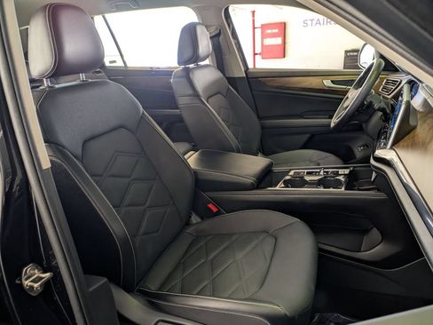 Used 2025 Volkswagen Atlas SE AWD/4WD image 28