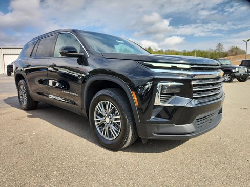 Used 2025 Chevrolet Traverse LT image 11