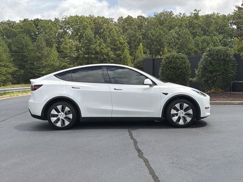 Used 2023 Tesla Model Y AWD image 5