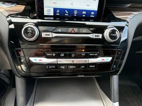 Certified 2022 Ford Explorer Limited w/ Limited Technology Package AWD/4WD image 25