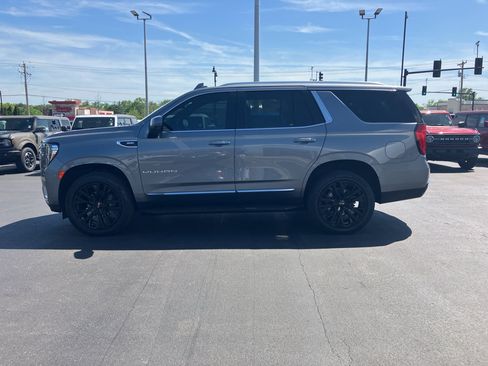 Used 2021 GMC Yukon SLT w/ SLT Premium Package image 3