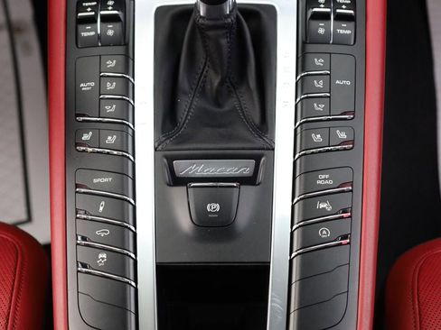 Used 2015 Porsche Macan Turbo image 42