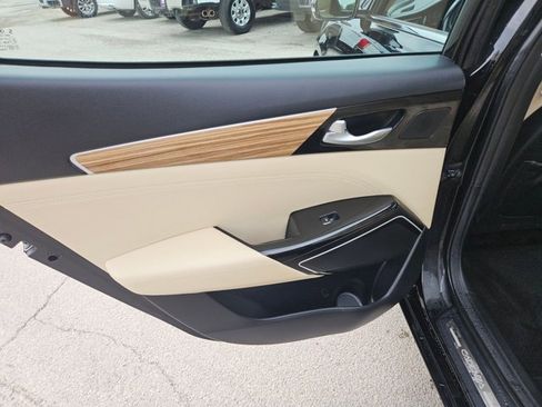 Used 2018 Kia Cadenza Premium w/ Luxury Package FWD image 12