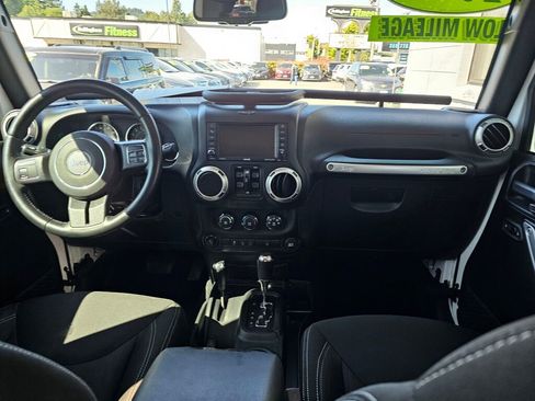 Used 2017 Jeep Wrangler Unlimited Sahara image 12