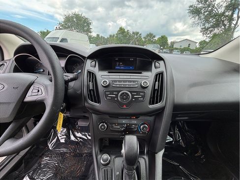 Used 2017 Ford Focus SE FWD image 11