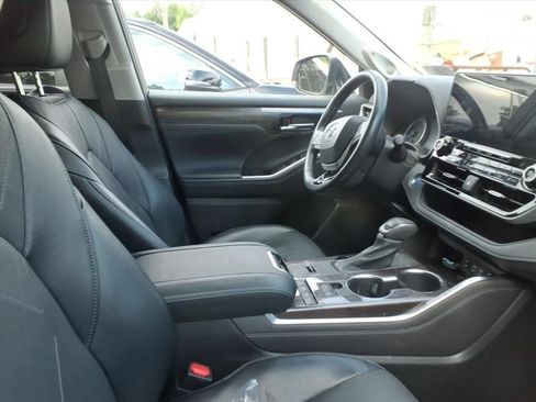 Used 2022 Toyota Highlander Platinum AWD/4WD image 16