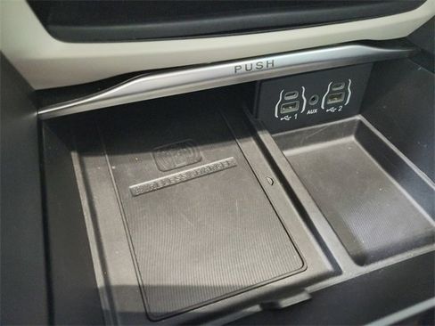 Used 2024 Chrysler Pacifica Limited image 32